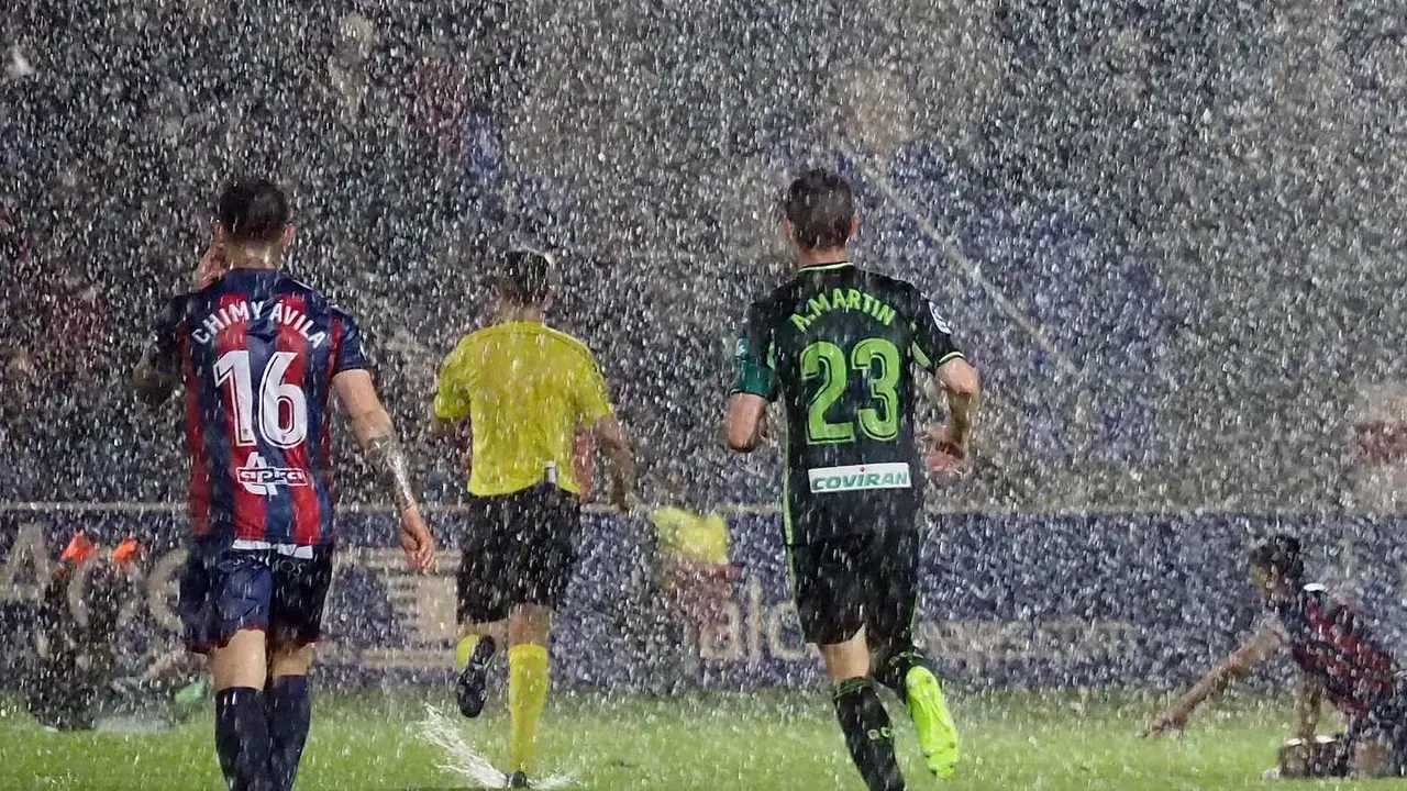 La intensa lluvia en forma de tormenta dej&oacute; impracticable el terreno de juego en los &uacute;ltimos minutos | Foto: C.Pascual