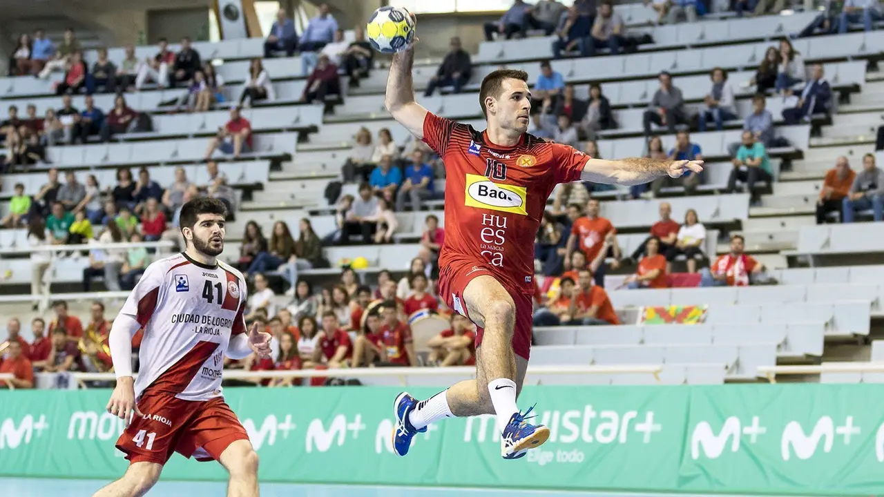Adri&agrave; P&eacute;rez dispara a puerta. | Foto: BM Huesca