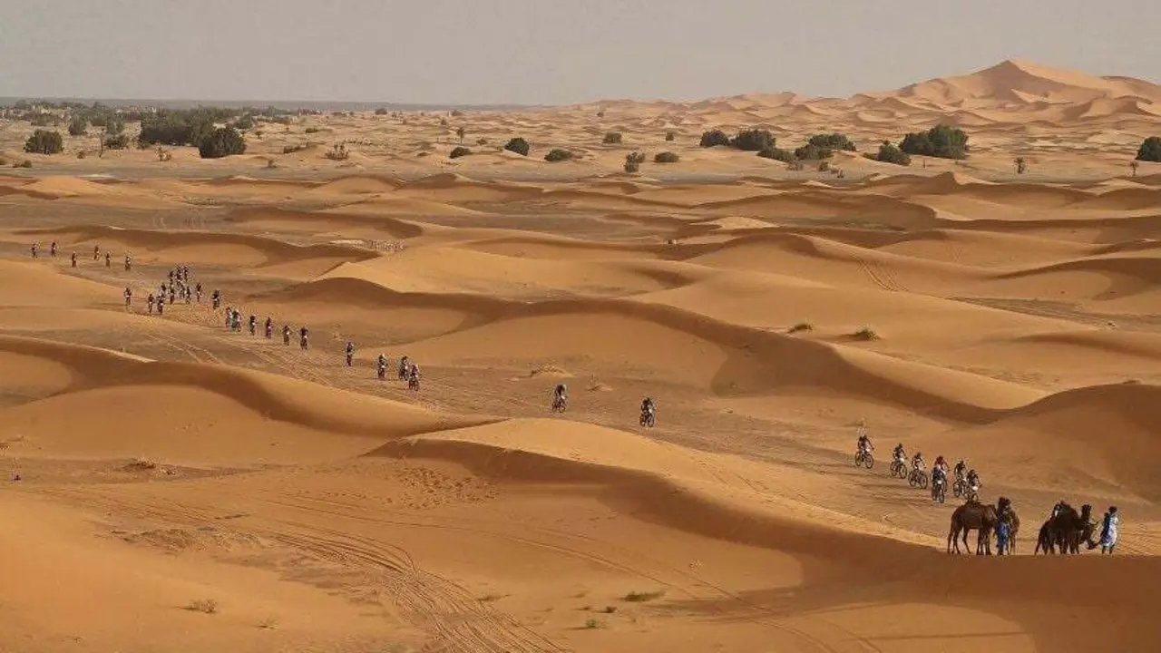 Espectacular imagen de los 'bikers' que participan en la presente edici&oacute;n de la Titan Desert sobre el desierto marroqu&iacute;. Foto: Titan Desert