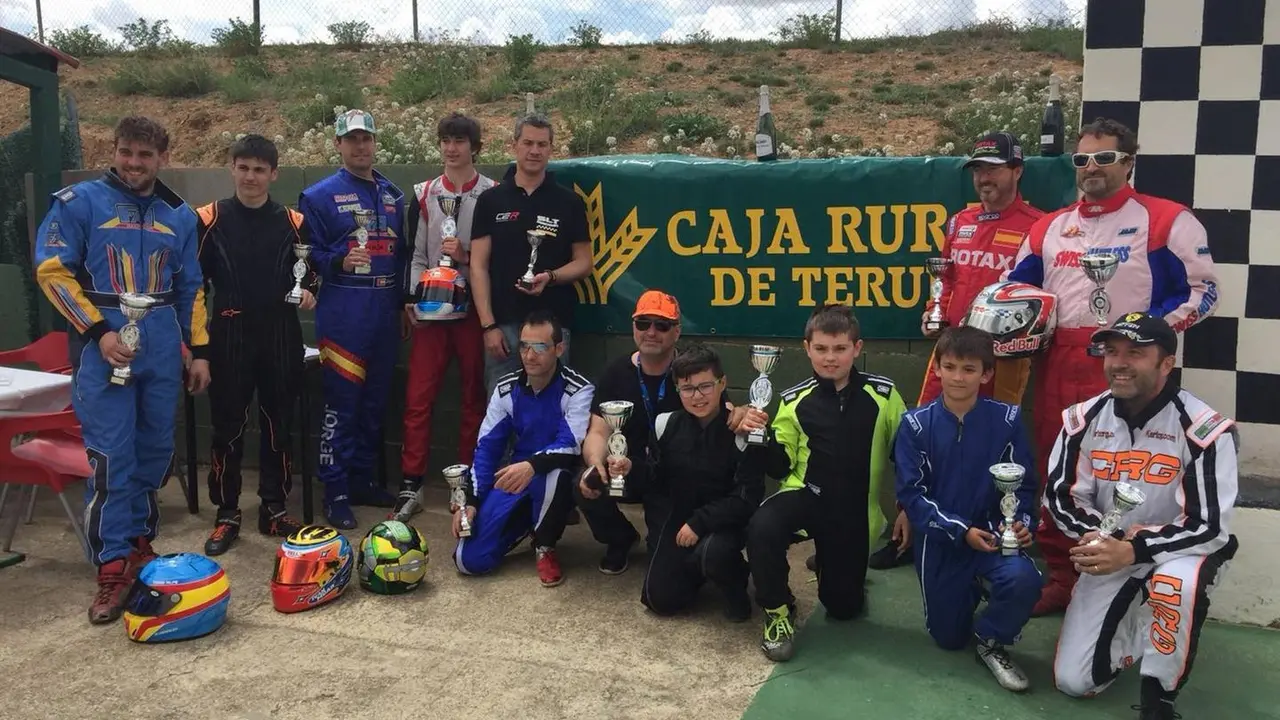 Foto de familia de los participantes en la Copa Arag&oacute;n de Karting
