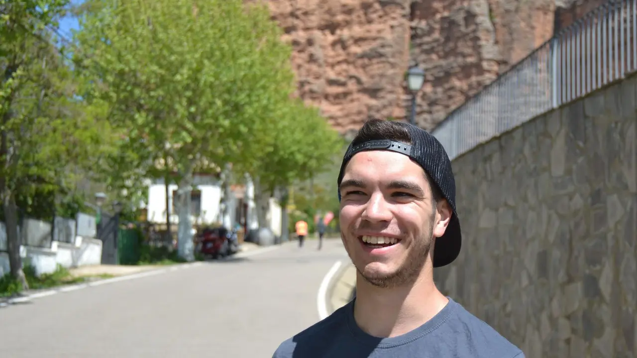 Un sonriente Gabi Torralba, en Riglos, donde se siente feliz. Foto: Sporthuesca.com