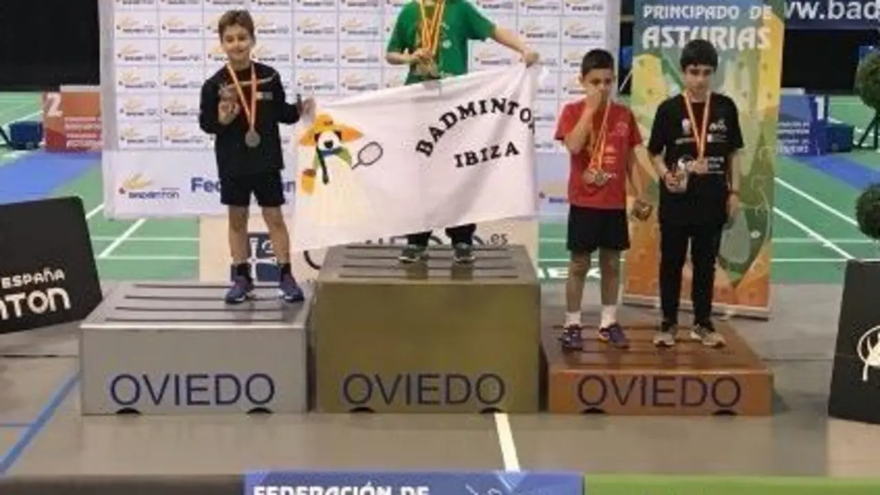 Ra&uacute;l Bergua, en el podio del nacional sub 11 celebrado el pasado fin de semana en Oviedo. Foto: B&aacute;dminton Huesca