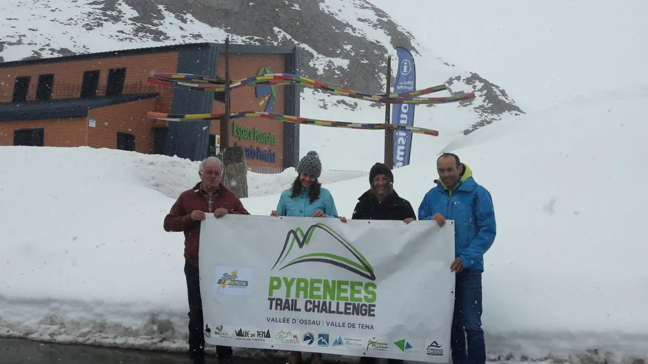 Responsables de ambas pruebas posan en el punto de paso entre Espa&ntilde;a y Francia en Portalet. Foto: ATVT