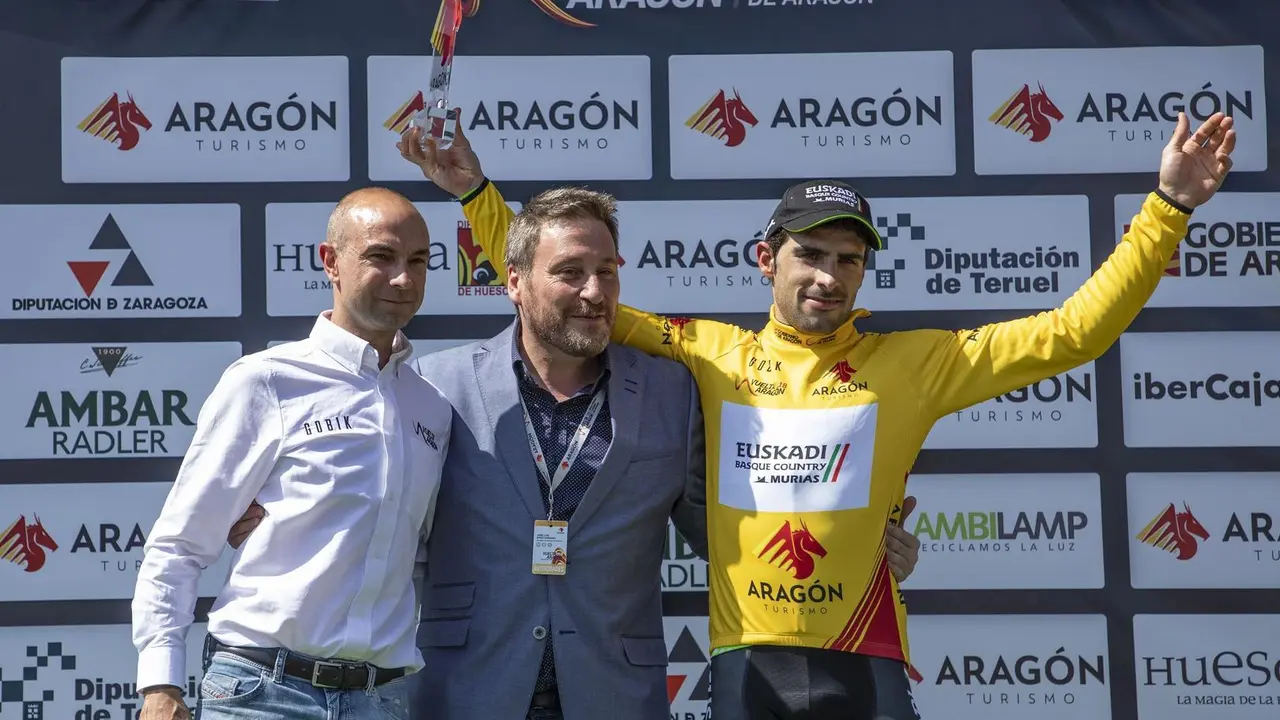 Jon Aberasturi con el Maillot de l&iacute;der de la Vuelta Arag&oacute;n 2018