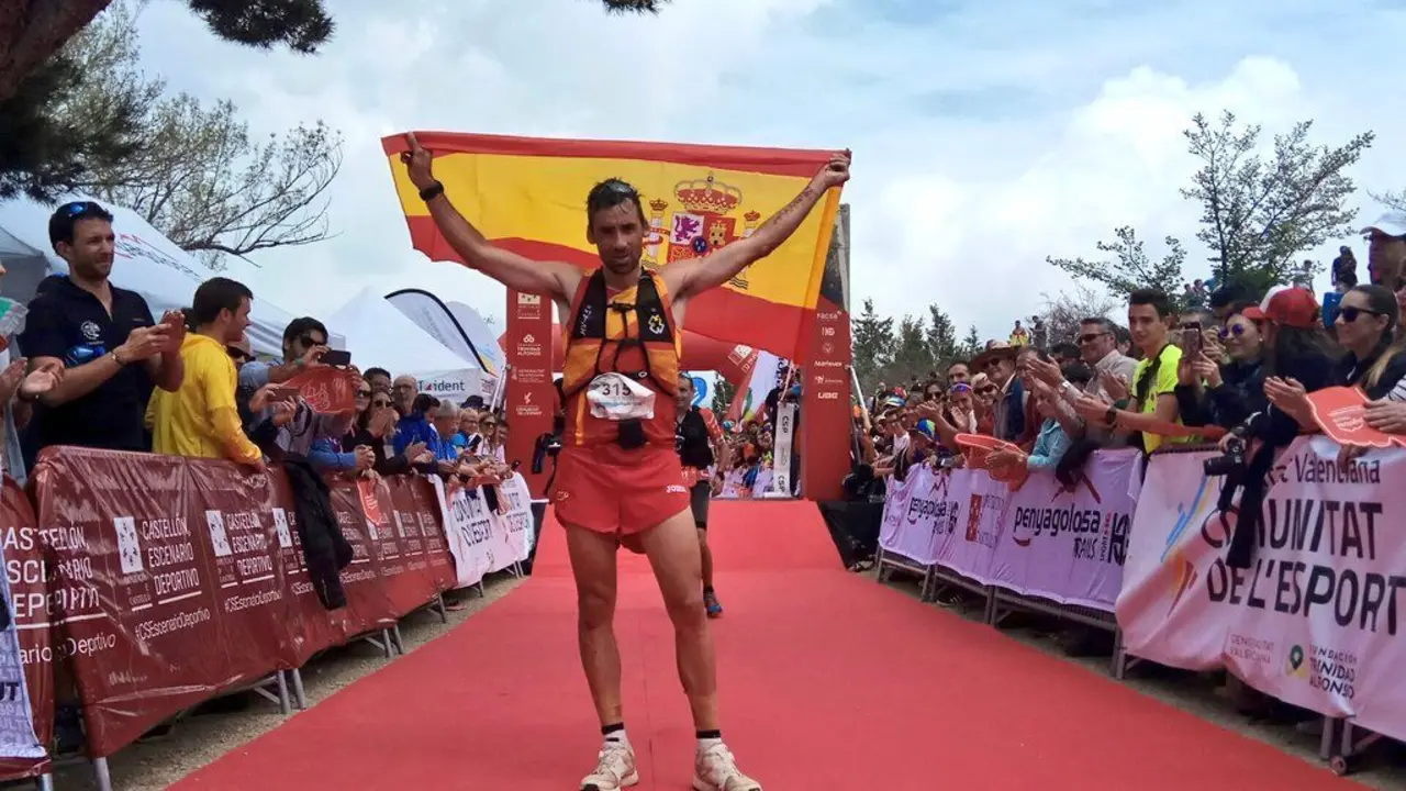 Luis Alberto Hernando celebra su tercer mundial de trail. Foto: Twitter Revista Trail Run