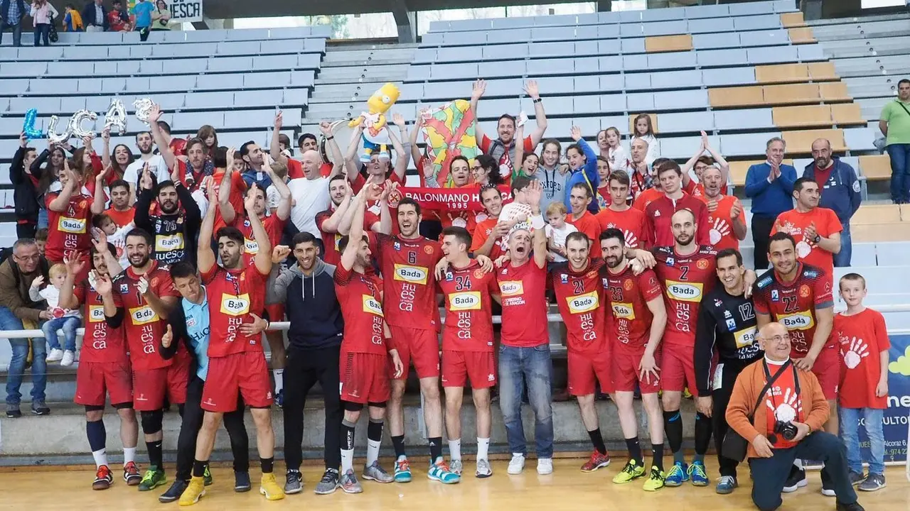 Plantilla y aficionados del Bada Huesca se fundieron tras el partido contra el Cangas con el deseo de que la pr&oacute;xima temporada el equipo juegue una competici&oacute;n internacional. Foto: C.Pascual
