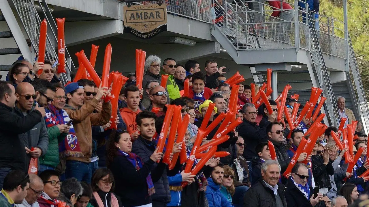 La afici&oacute;n de El Alcoraz, animando en la imagen la salida de sus jugadores al campo, se mostr&oacute; nerviosa durante el encuentro ante el Alcorc&oacute;n | Foto: C.Pascual