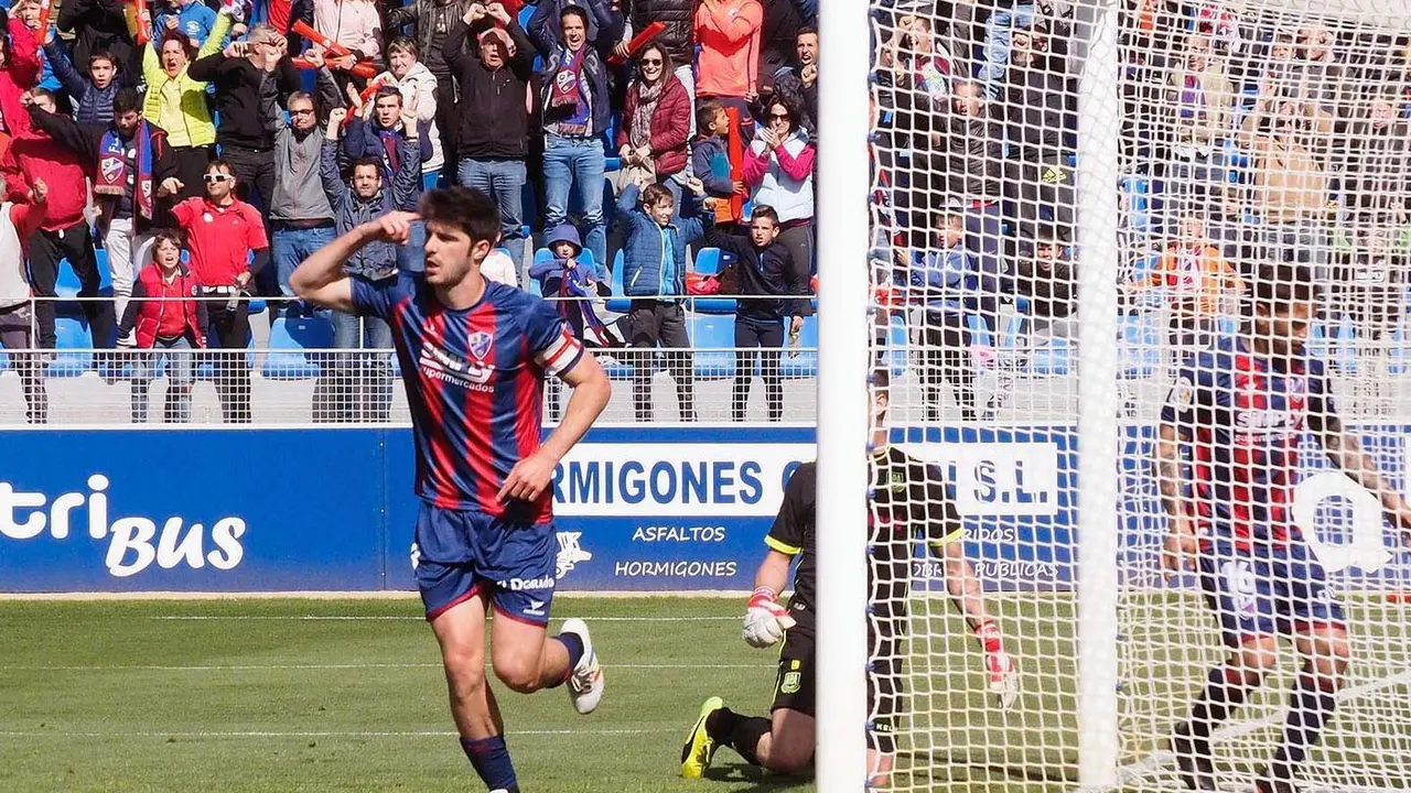 Melero celebrando un gol con su cl&aacute;sico dedo en la sien | Foto: C.Pascual