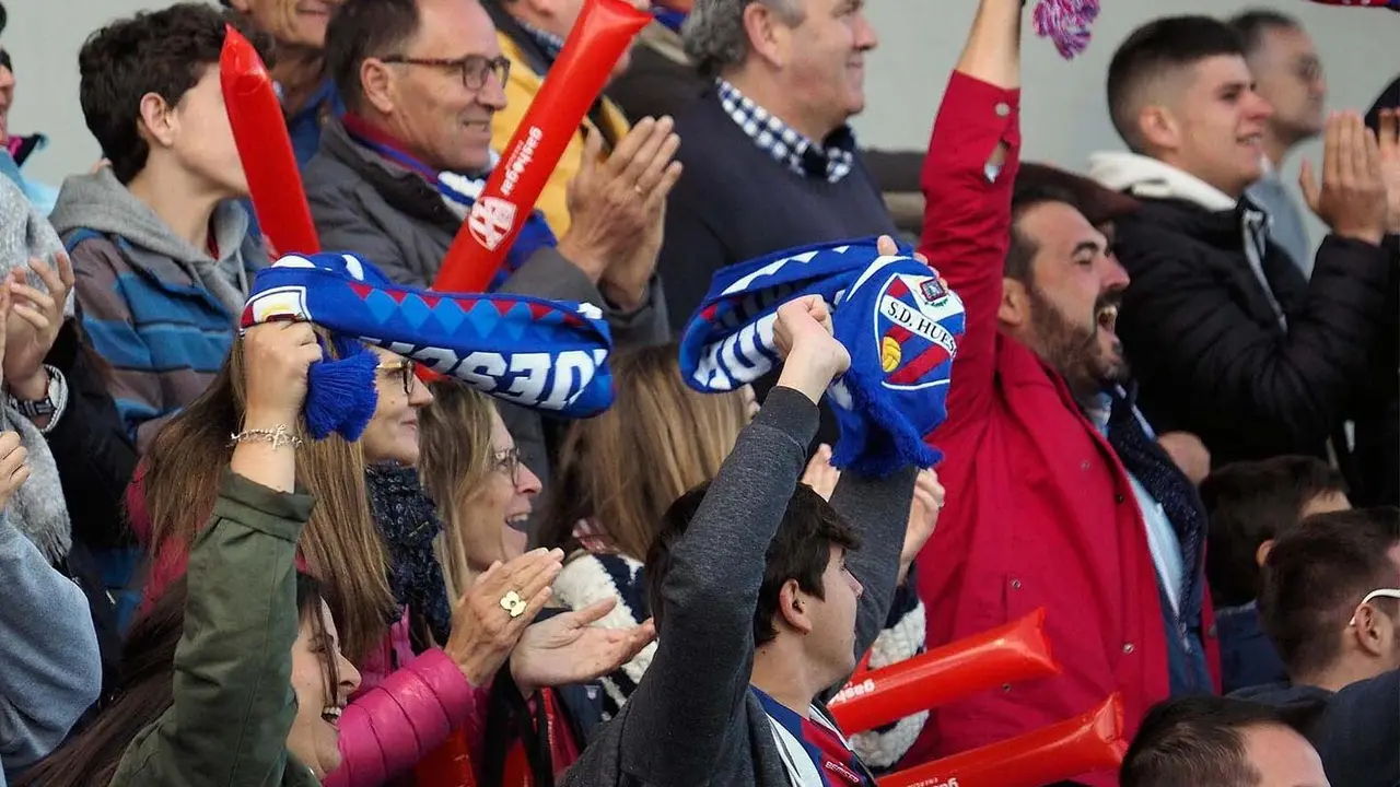 El &aacute;nimo no decae entre la afici&oacute;n | Foto: C. Pascual