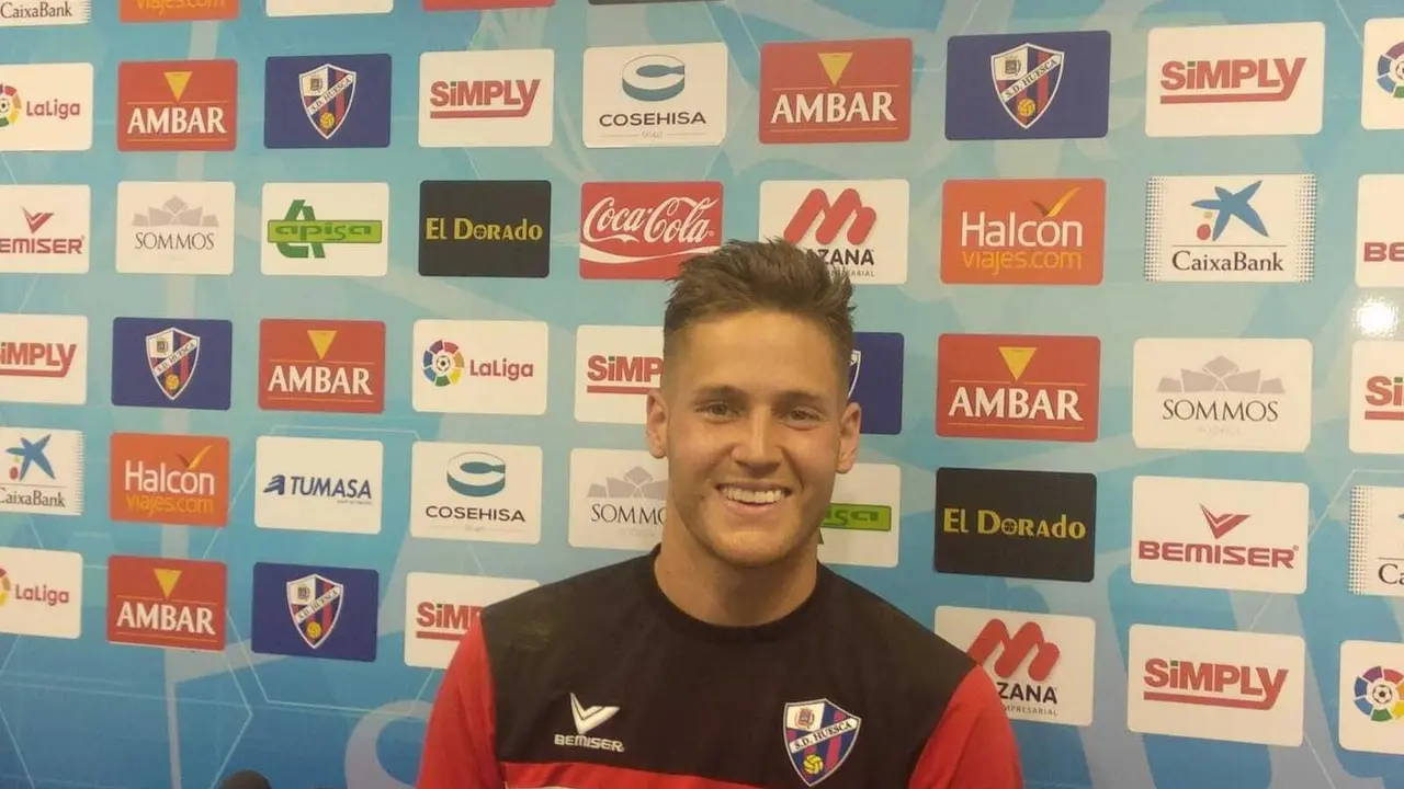 Un sonriente Remiro, hoy, antes de la rueda de prensa para hablar del equipo. Foto: Sporthuesca