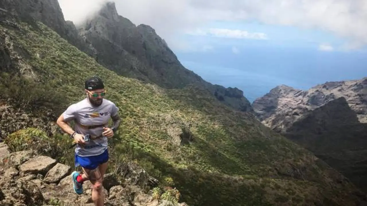 Jonathan Pall&aacute;s, en la imagen, corriendo por monta&ntilde;a. Foto: CAH
