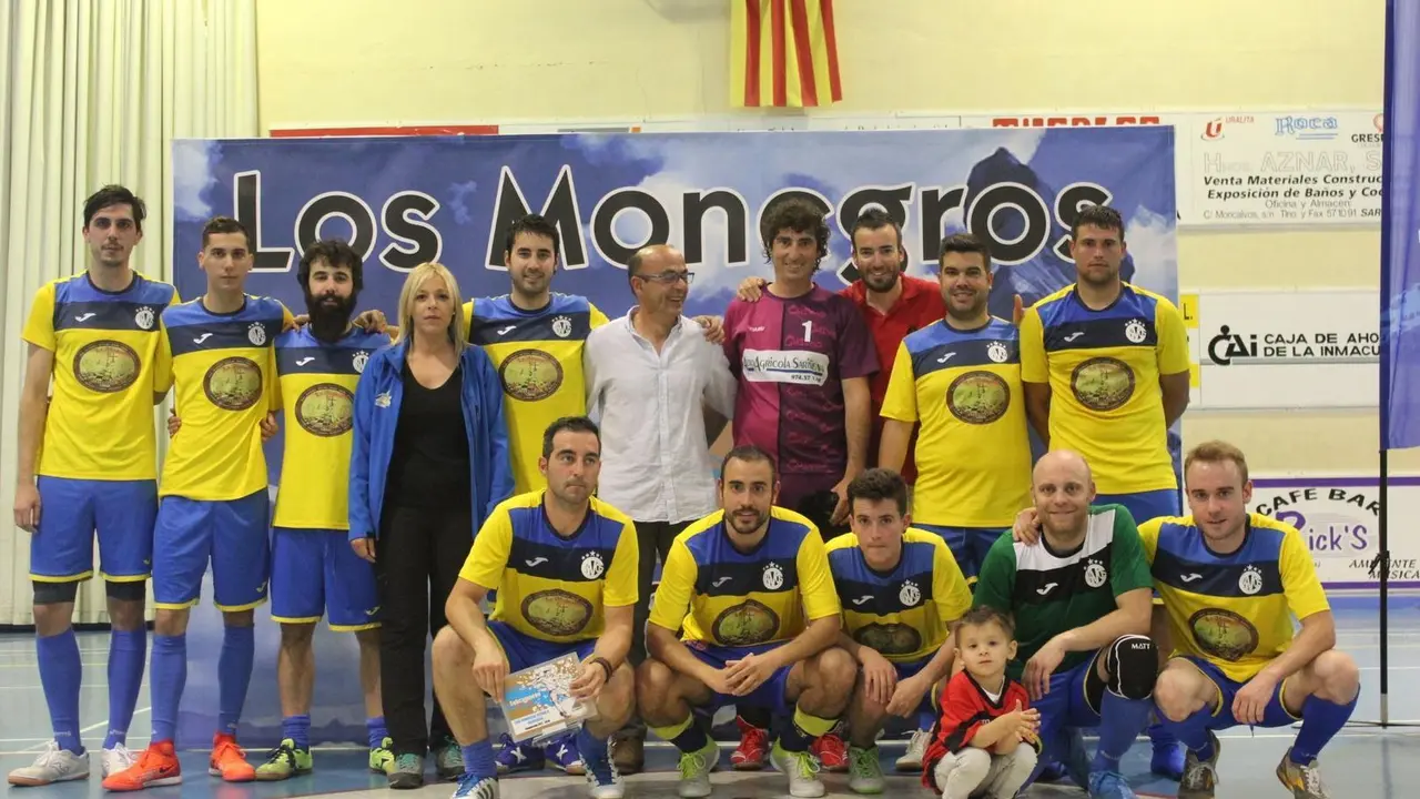 Jugadores de los Chivos de Sari&ntilde;ena con representantes de la comarca. Foto: Comarca Los Monegros