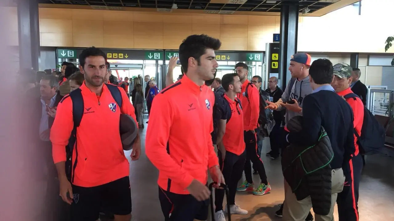 Melero, en primer plano, listo para embarcar. Foto: Sporthuesca