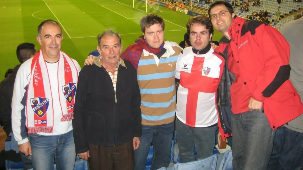 Berm&uacute;dez de Castro, segundo por la derecha, en el campo de La Romareda.
