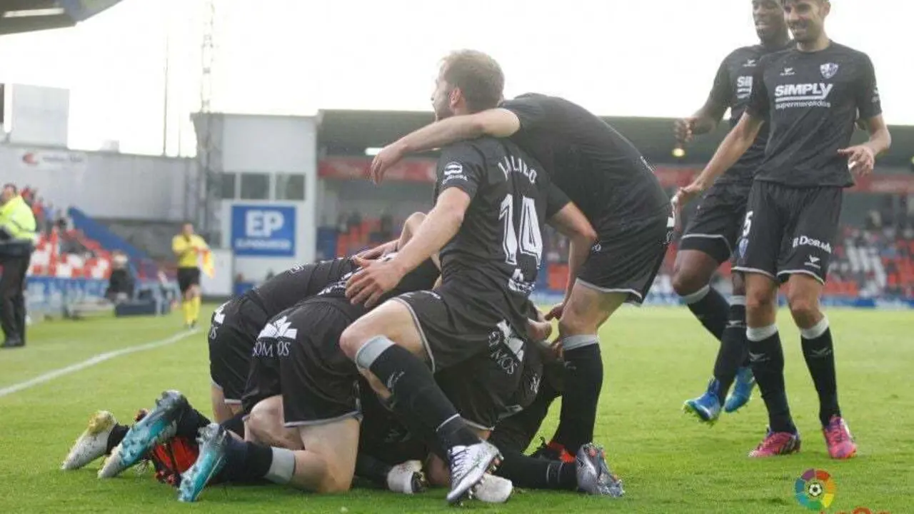 Los jugadores del Huesca celebran el gol de Gallar que abri&oacute; el camino para certificar el ingreso en la Primera Divisi&oacute;n. Foto: LaLiga 1/2/3