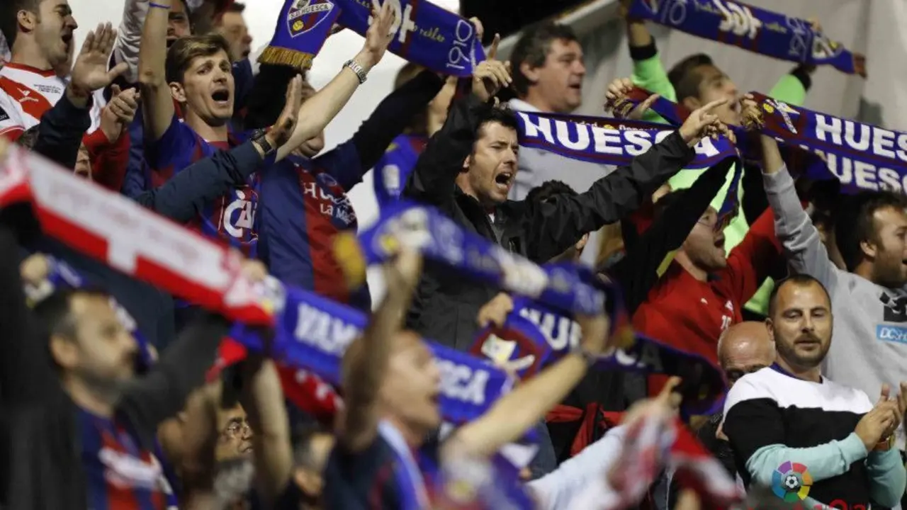 La afici&oacute;n volver&aacute; a empujar al equipo dentro y fuera de El Alcoraz. | Foto: LFP