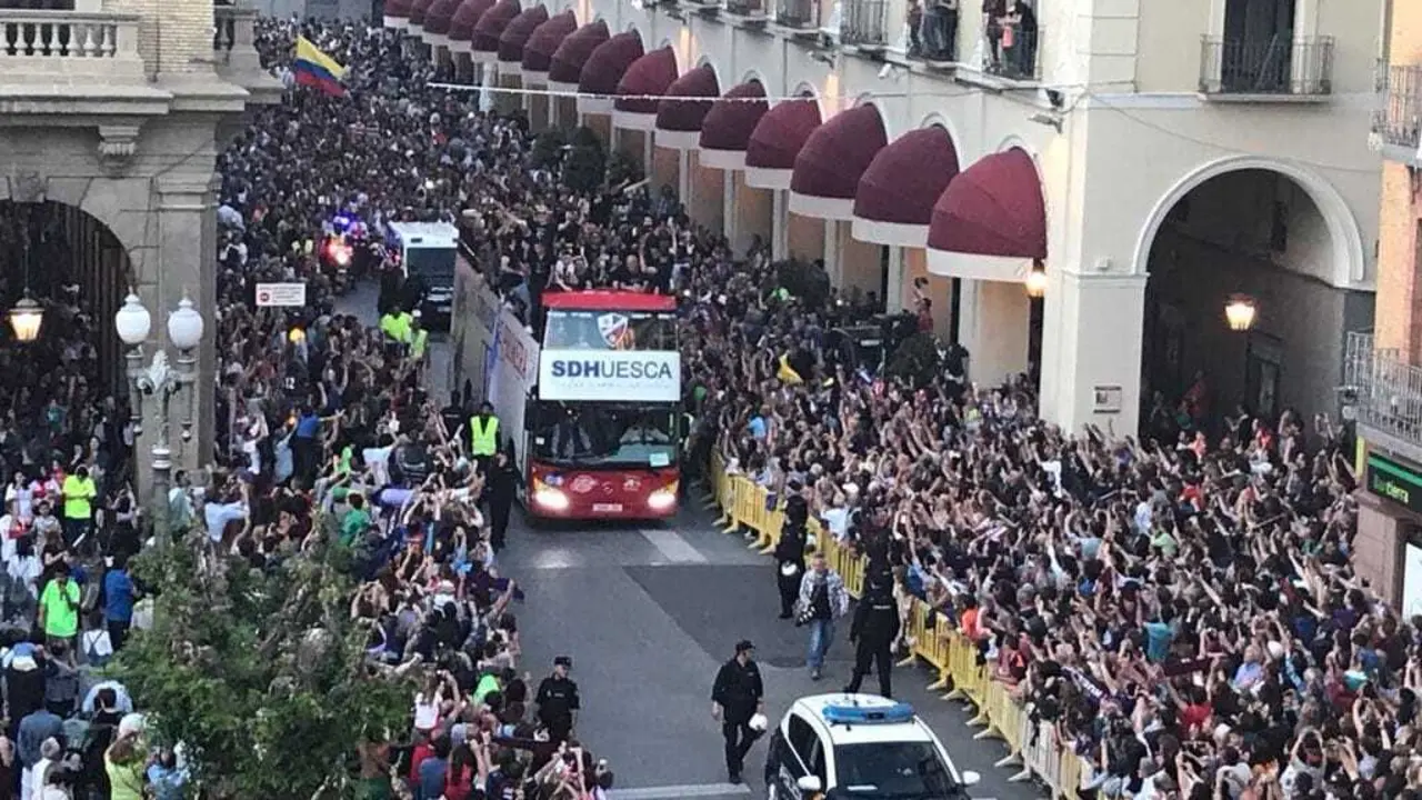 Espectacular imagen del autob&uacute;s del Huesca avanzando en direcci&oacute;n a la Plaza de Navarra. Foto: Sporthuesca