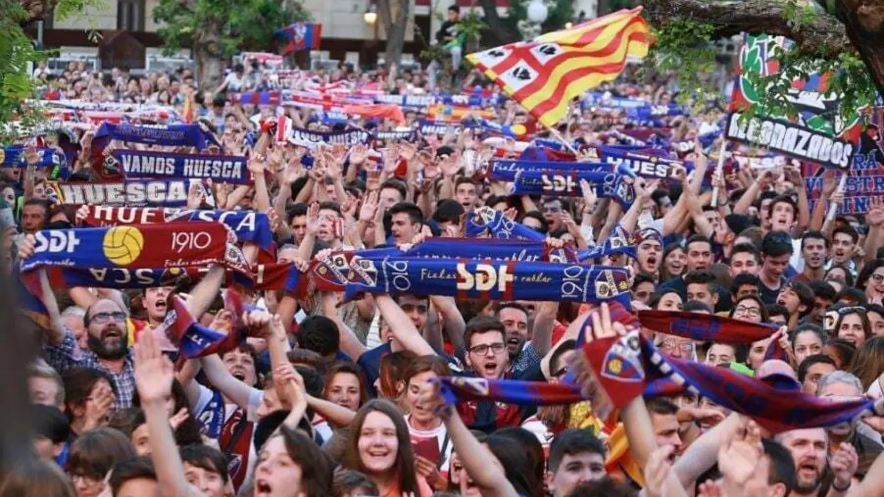 La afici&oacute;n azulgrana celebrando el primer ascenso a Primera | Foto: SD Huesca