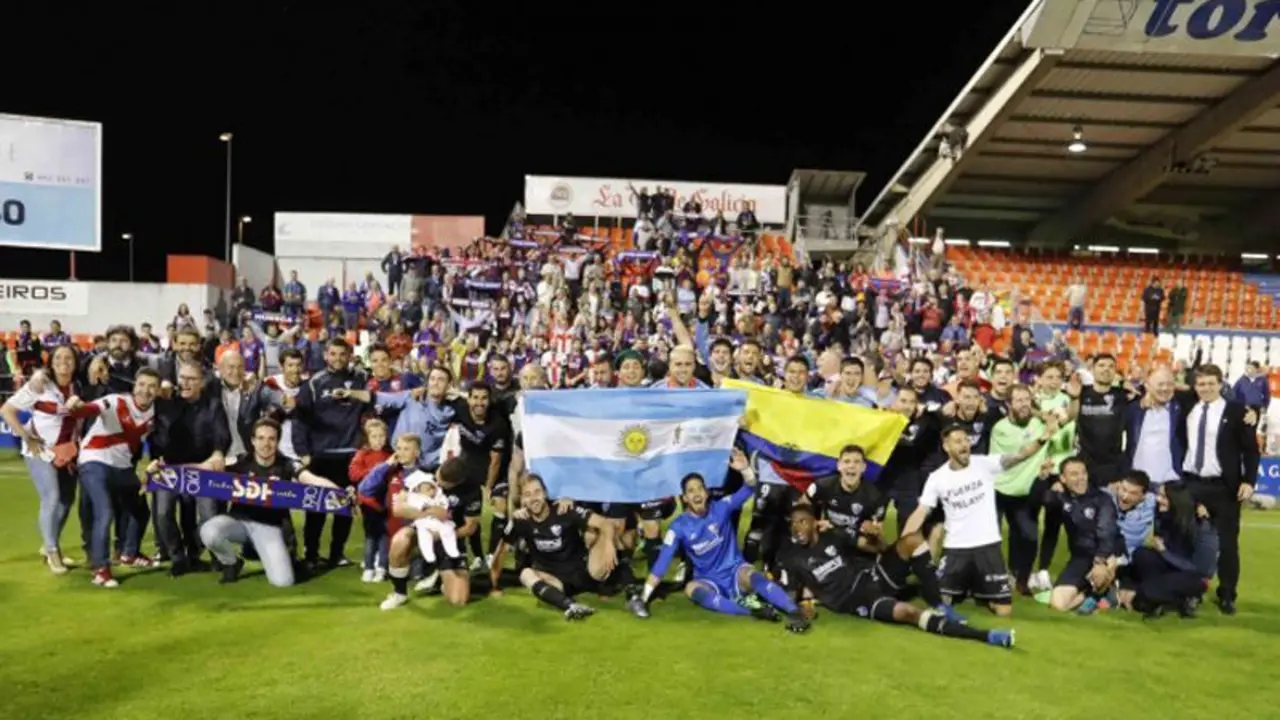 Foto de familia en el Anxo Carro de jugadores y afici&oacute;n | Foto: LFP