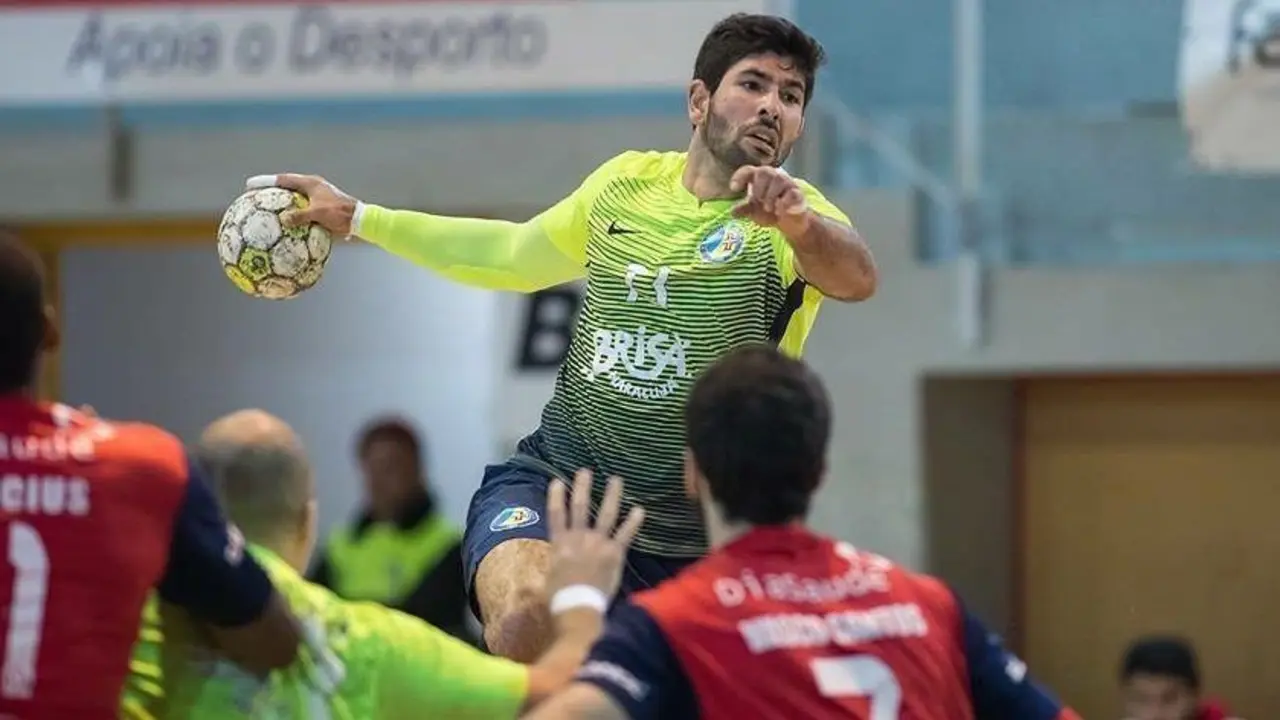 Joao Pablo Pinto se eleva sobre la defensa contraria con su anterior equipo. Foto: BM Huesca