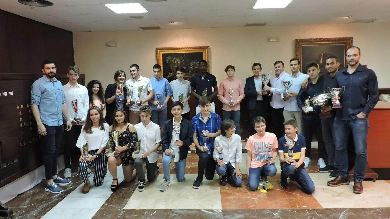 Imagen de los premiados del BM Huesca en la cena que sirvi&oacute; de broche a la temporada. Foto: BM Huesca
