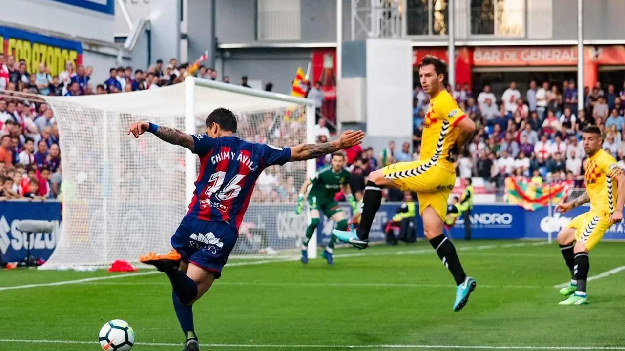 'Chimy' &Aacute;vila, en el momento de ejecutar la rabona que maravill&oacute; a la grada y que estuvo a punto de sorprender al partido del N&agrave;stic. Foto: C.Pascual