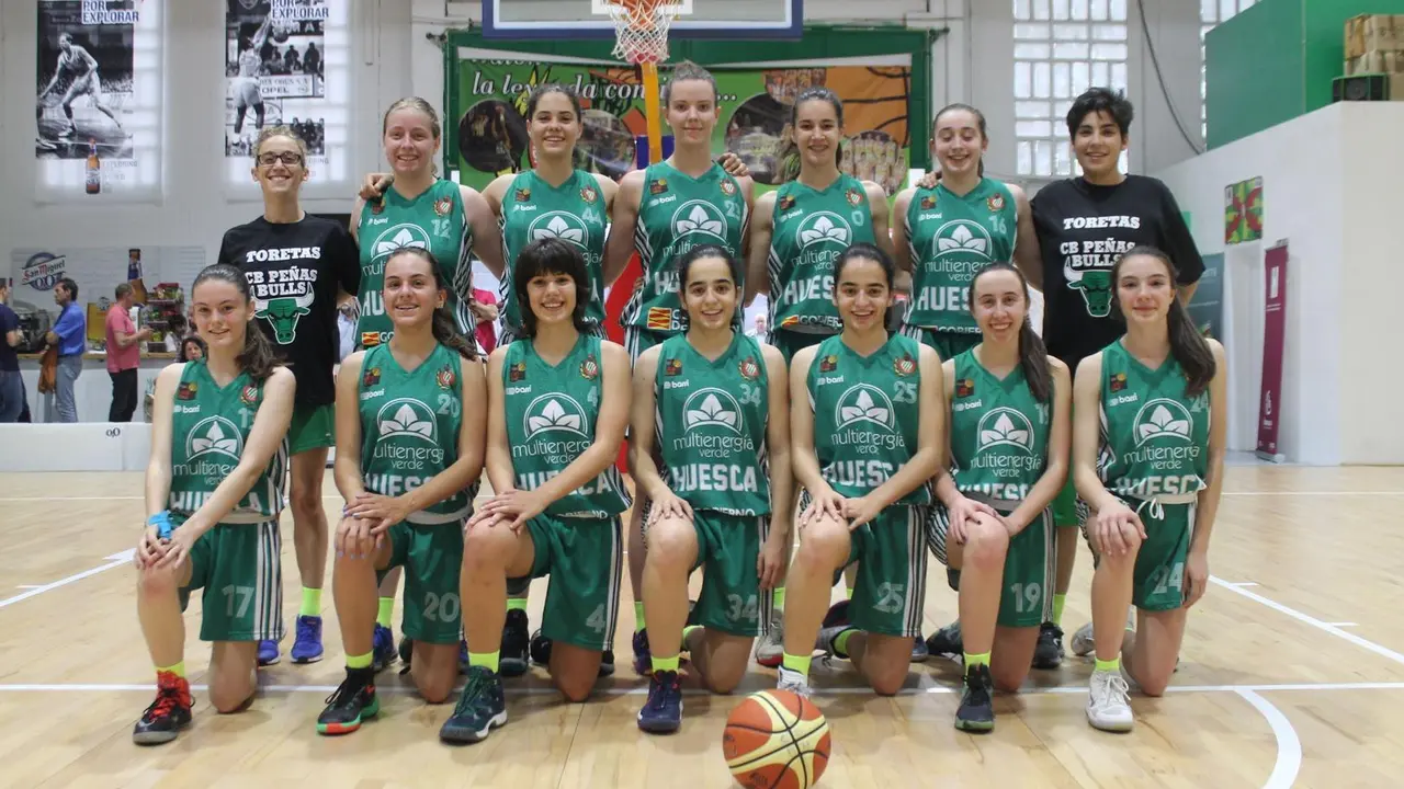 Jugadoras del Multienerg&iacute;a Verde antes de un partido. Foto: CB Pe&ntilde;as