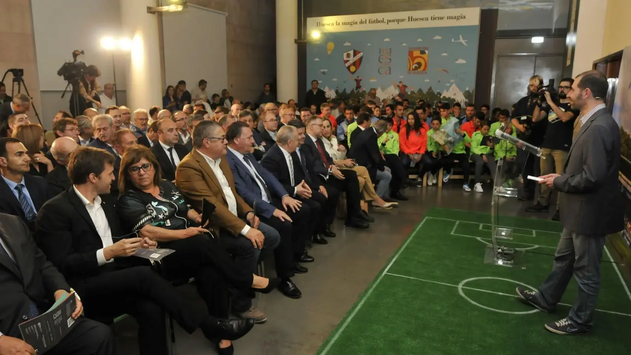 David Espinar fue el presentador del acto en la Sala Saura de la DPH. Al fondo, el panel de promoci&oacute;n de la provincia con el f&uacute;tbol como motor. Foto: Pablo Ot&iacute;n 