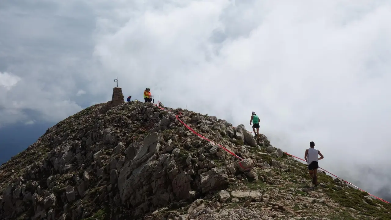 Corredores del trail Tozal de Guara ganan la cima de Guara. Foto: Pe&ntilde;a Guara