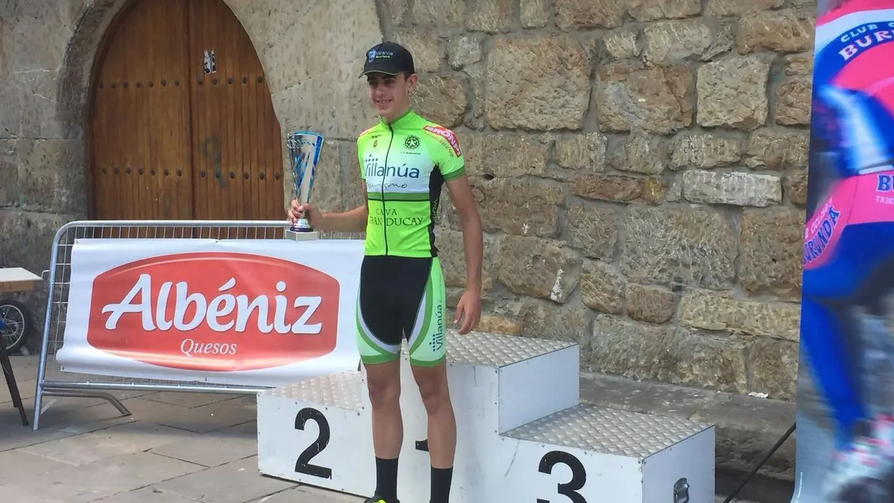M&iacute;quel levanta la copa del tercer puesto logrado en el XXXIII Trofeo Primavera. | Foto: Turismo Villan&uacute;a