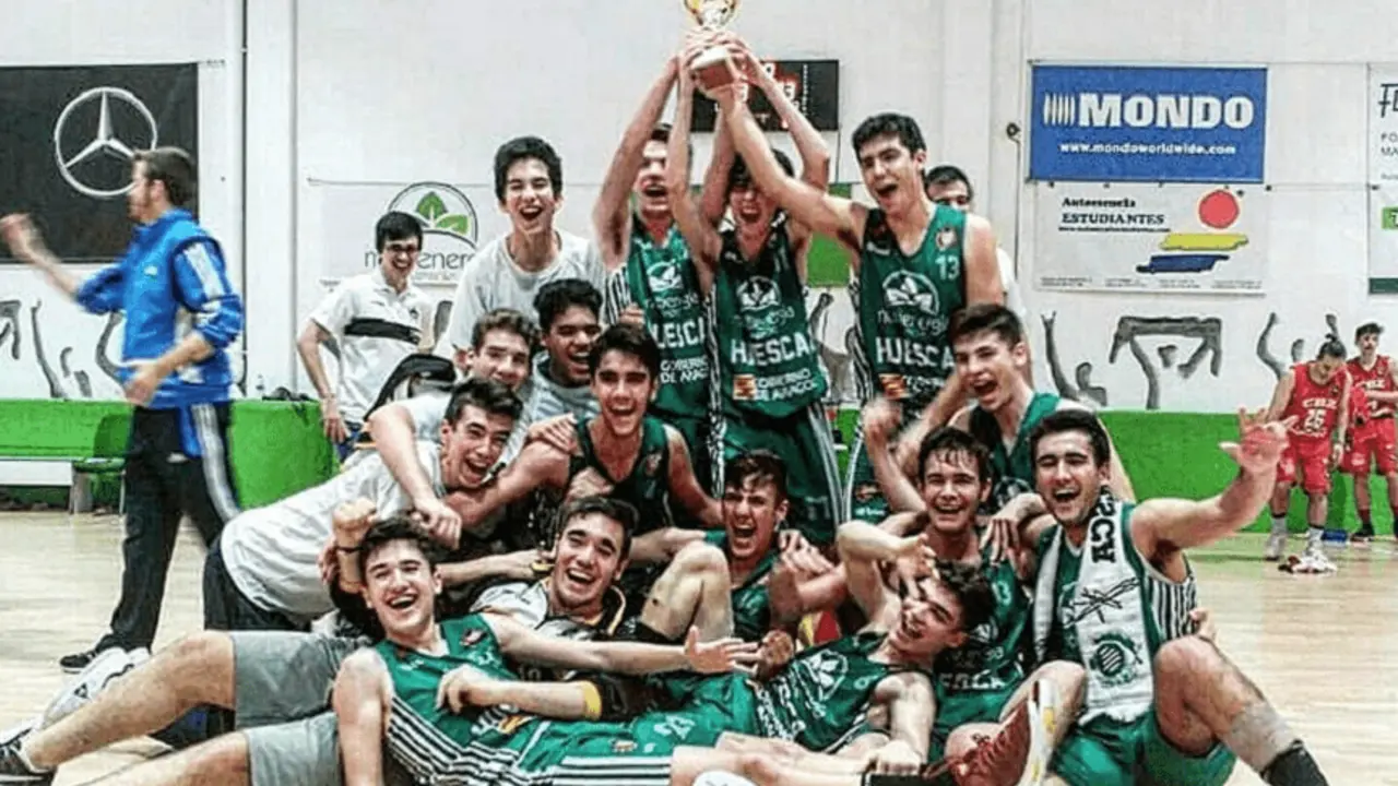 El equipo oscense celebrando el campeonato. | Foto: CB Pe&ntilde;as