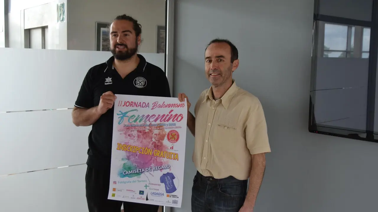N&eacute;stor Oliva y Jos&eacute; Luis Lcostena, segundos antes de la presentaci&oacute;n de la jornada de balonmano femenino. Foto: Sporthuesca