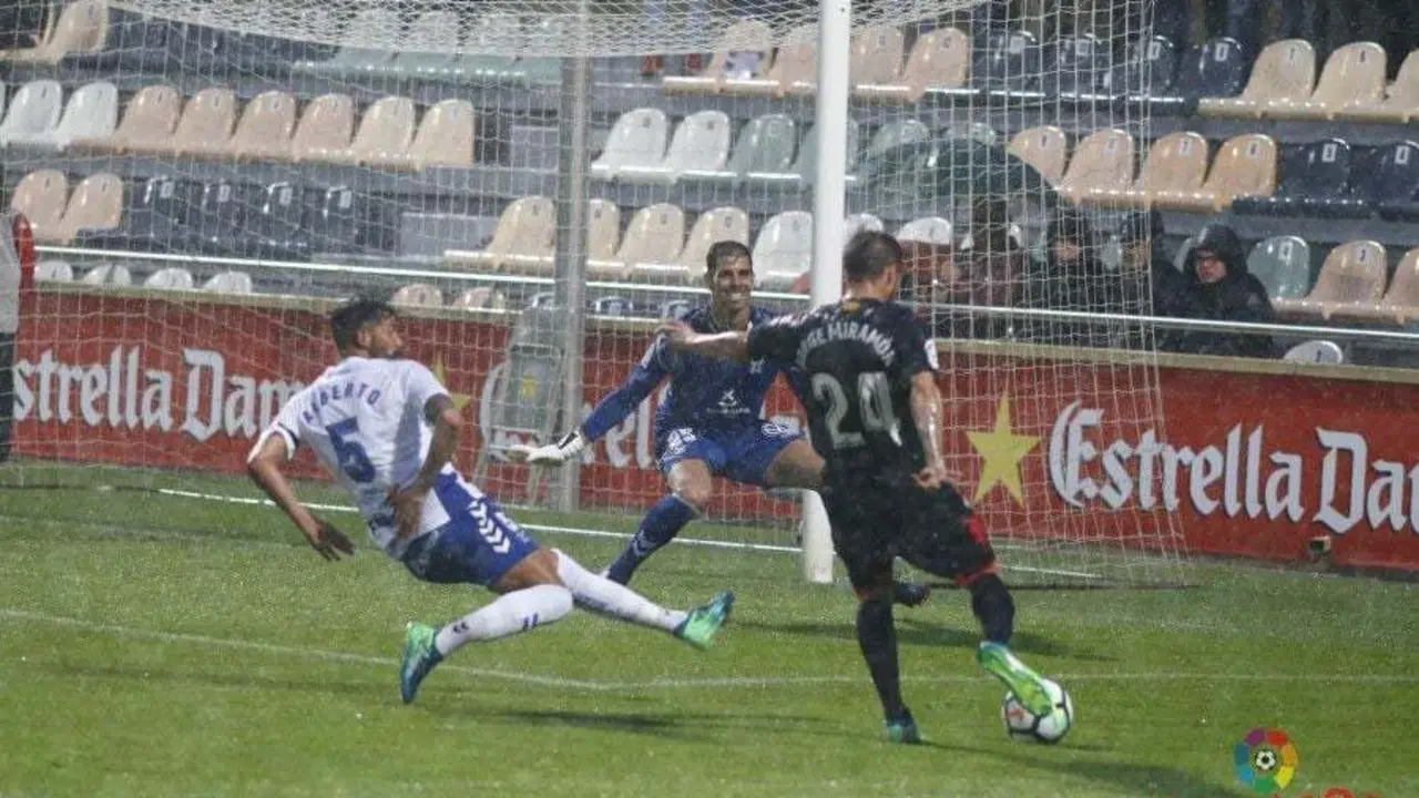 Jorge Miram&oacute;n en el partido contra el Tenerife. | Foto: LaLiga 123
