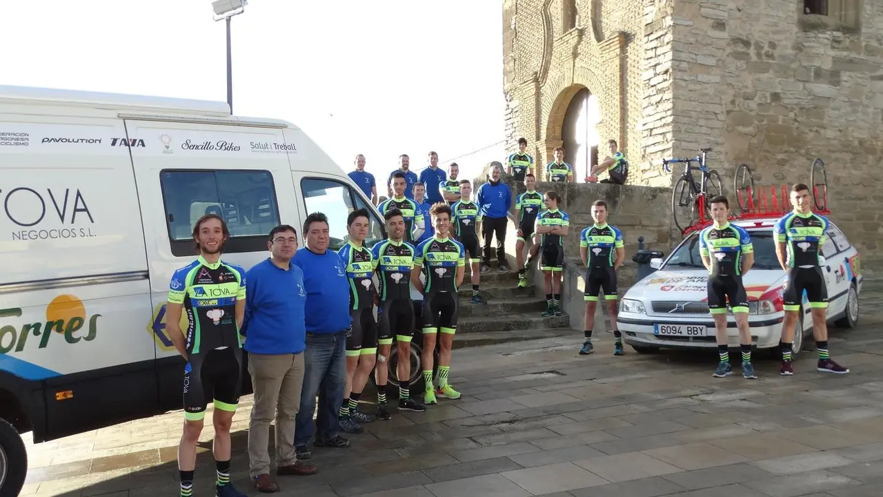 El equipo posa en una de las zonas m&aacute;s emblem&aacute;ticas de Almud&eacute;var como es la ermita de la Virgen de la Corona. Foto: Sporthuesca