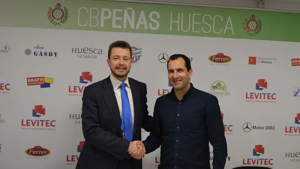 Or&uacute;s y Arenas se estrechan la mano segundos antes de dar a conocer la continuidad del t&eacute;cnico en el banquillo del Pe&ntilde;as | Foto: SPORTHUESCA