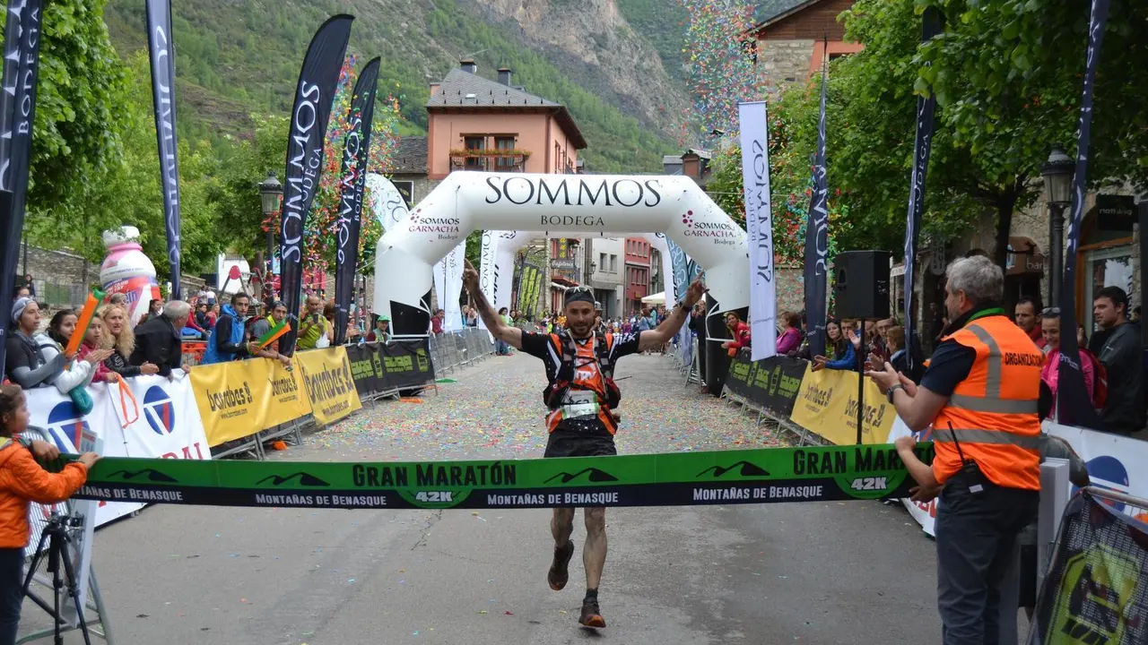 Diego G&oacute;mez, en la imagen, segundos antes de entrar en meta como vencedor de la 42 k del GMMB. Foto: Sporthuesca
