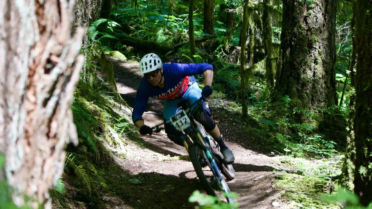 Gair&iacute;n en un espectacular descenso en la Squamish Enduro Gryphon. Foto: A.L. 