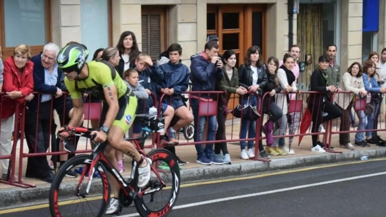 Participaci&oacute;n del CD Huesca en el Triatl&oacute;n de Zarautz. | Foto: CD Huesca