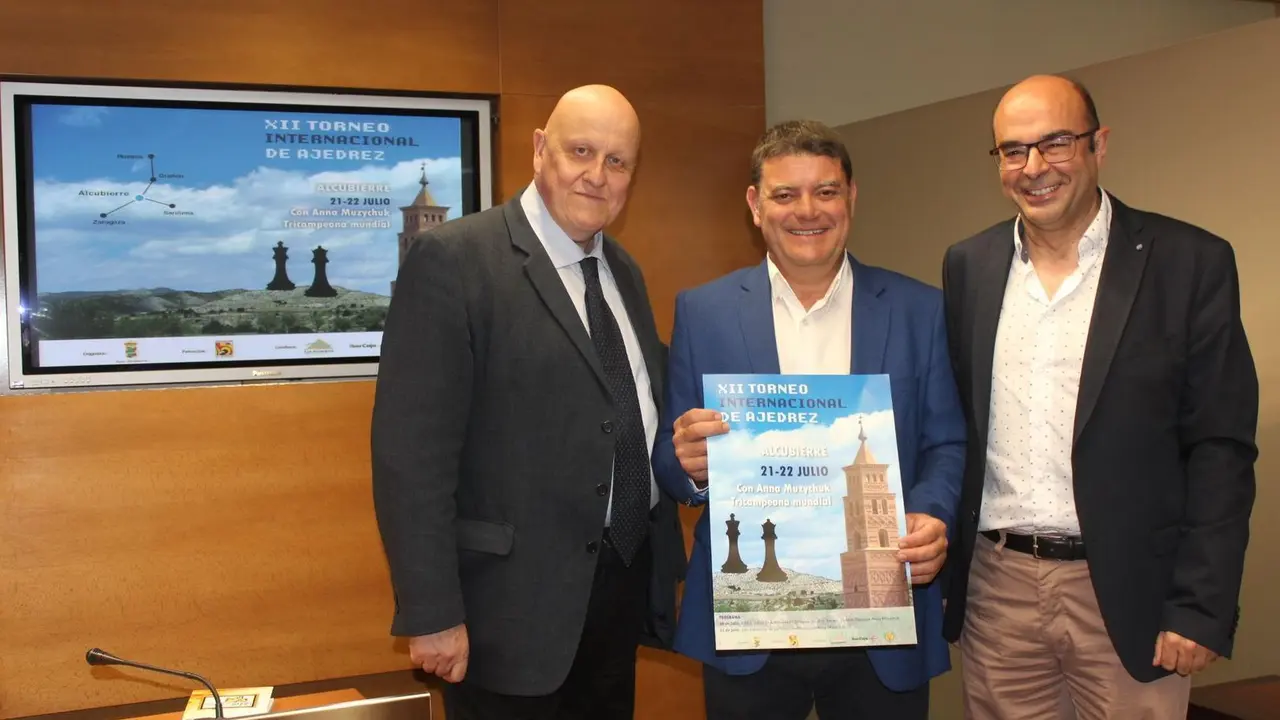 De izquierda a derecha, Leontxo Garc&iacute;a, &Aacute;lvaro Amador y Jos&eacute; Luis Pellicer en la presentaci&oacute;n del Torneo Internacional de Ajedrez de Alcubierre. Foto: E. V.