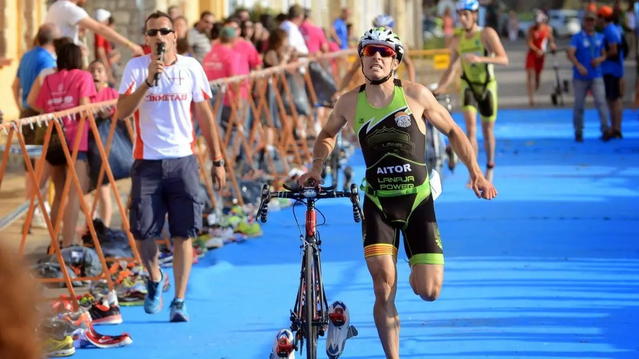 Javier Solanas, a la izquierda con micr&oacute;fono, en el segmento de la bici en una carrera. Foto: FB