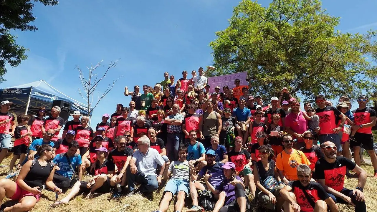 Foto de familia de participantes y voluntarios en la segunda edici&oacute;n de la  Traschinepro Trail. Foto C.Pascual