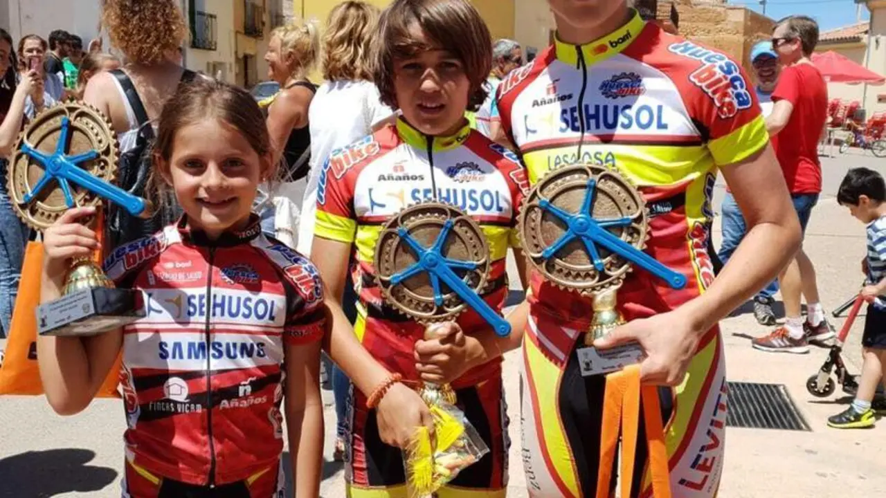 Representantes de Huesca Bike en Cetina con sus trofeos. Foto: Huesca Bike