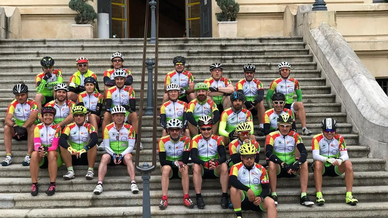 Tradicional posado de los ciclistas del CC Oscense en las escalinatas del Ayuntamiento de Tarbes antes de poner rumbo a Huesca. Foto: CC Oscense.