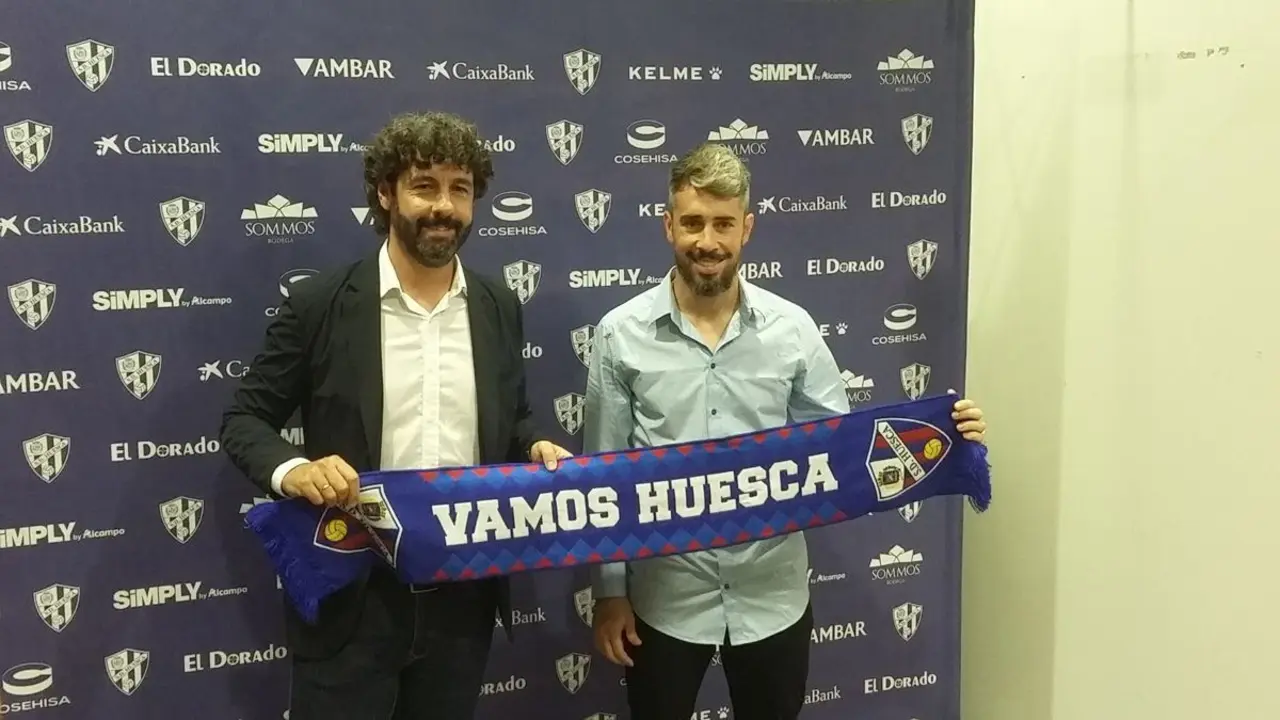 Luisinho y Emilio Vega durante la presentaci&oacute;n del jugador. | Foto: Nacho Olmedilla