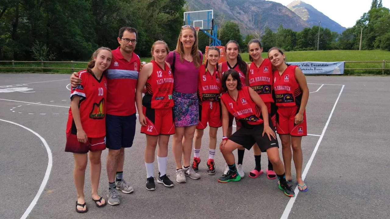 Leslie Knight, jugadora del Mann Filter, con jugadoras del torneo sobre la pista de Anciles. Foto: AD Basket Alta Ribagorza