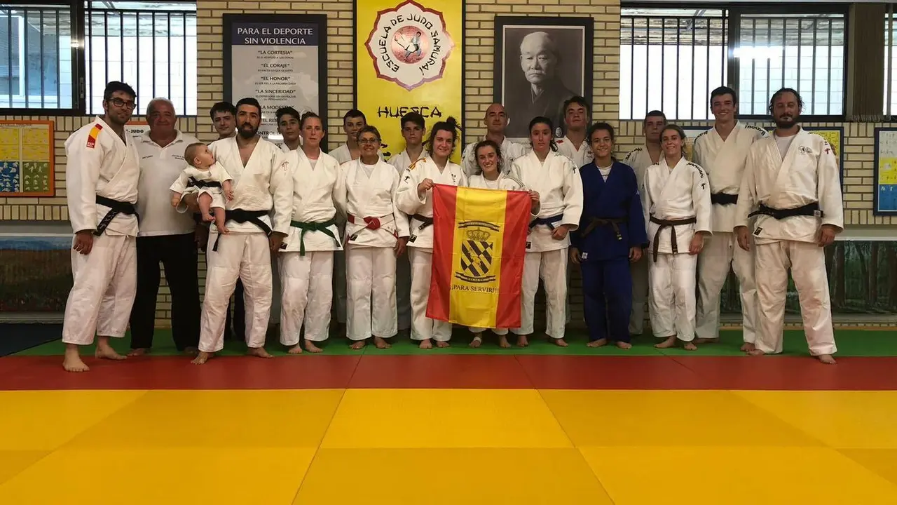 Judocas del Samurai con la bandera de la UME. Foto: EJS