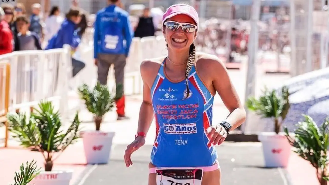 Mar&iacute;a Tena entra feliz en meta del Ironman de Niza. Foto: Facilitada por Mayencos
