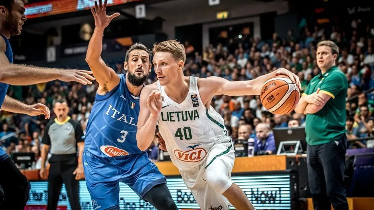 Marius Grigonis defendido por el NBA Marco Belinelli en el pasado Eurobasket en 2017 | Foto: FIBA Basketball