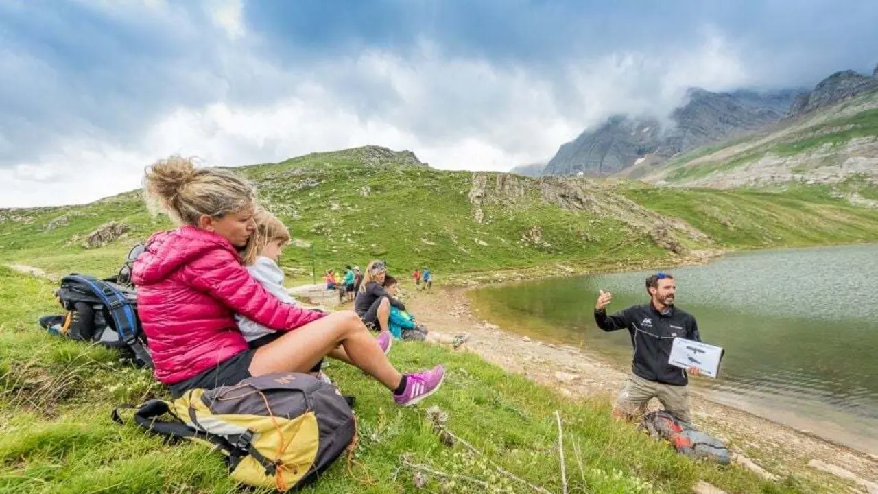 Un gu&iacute;a explica en Panticosa junto a un ib&oacute;n. Foto: Aram&oacute;n