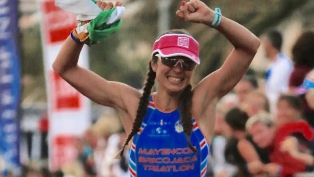 Mar&iacute;a Tena en su llegada a la meta del Ironman Niza. | Foto: Tena